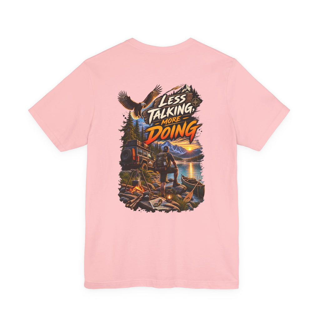 T-shirt « Less Talking More Doing » — Tee-shirt graphique pour le camping et l'aventure en plein air