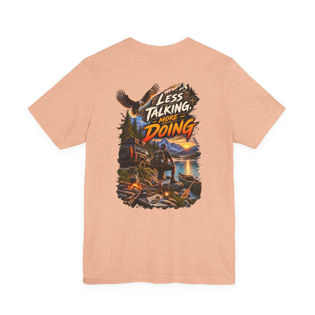 T-shirt « Less Talking More Doing » — Tee-shirt graphique pour le camping et l'aventure en plein air