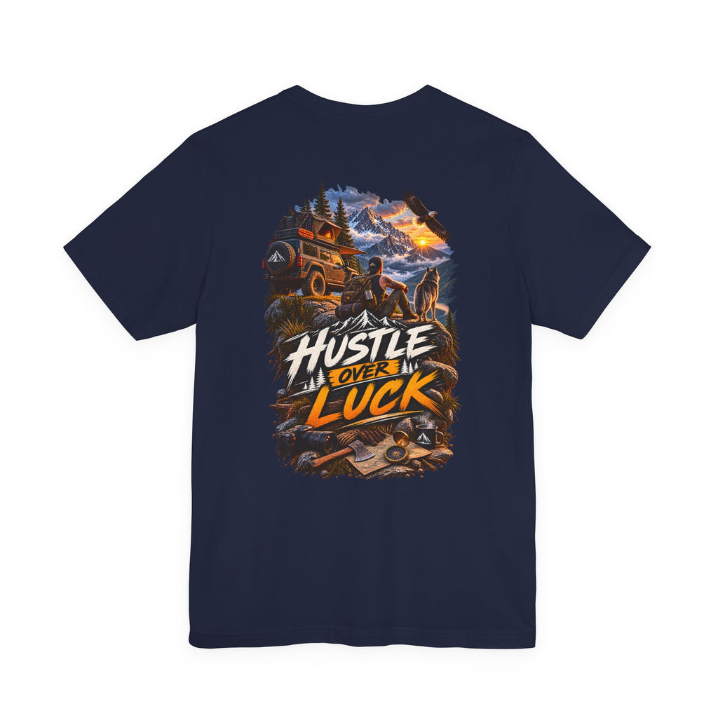 T-shirt graphique Hustle Over Luck — T-shirt aventure motivation montagne
