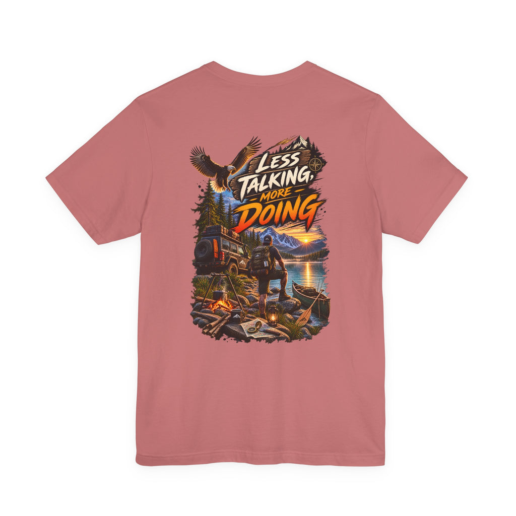 T-shirt « Less Talking More Doing » — Tee-shirt graphique pour le camping et l'aventure en plein air