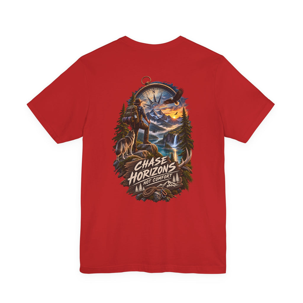 T-shirt d'aventure Chase Horizons — Visuel panoramique dans le dos avec la mention « Chase Horizons, Not Comfort »