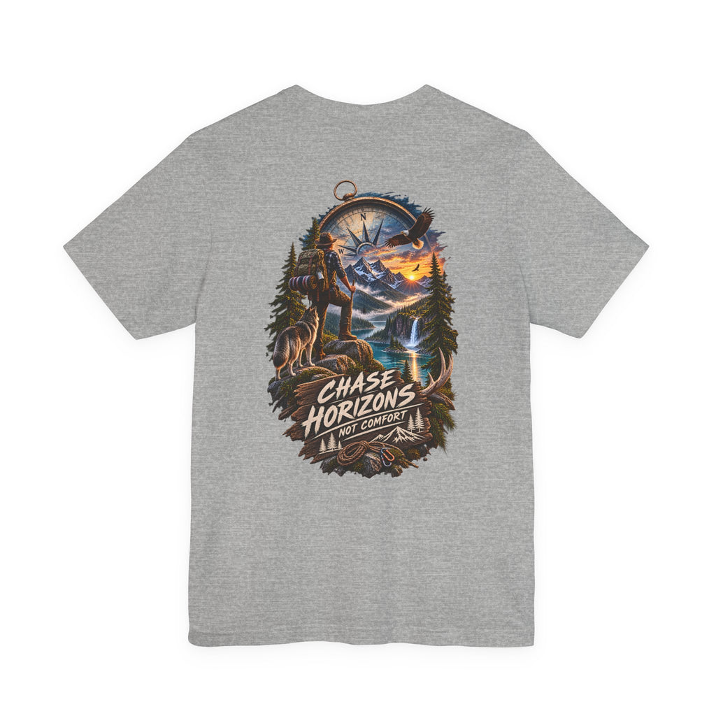 T-shirt d'aventure Chase Horizons — Visuel panoramique dans le dos avec la mention « Chase Horizons, Not Comfort »