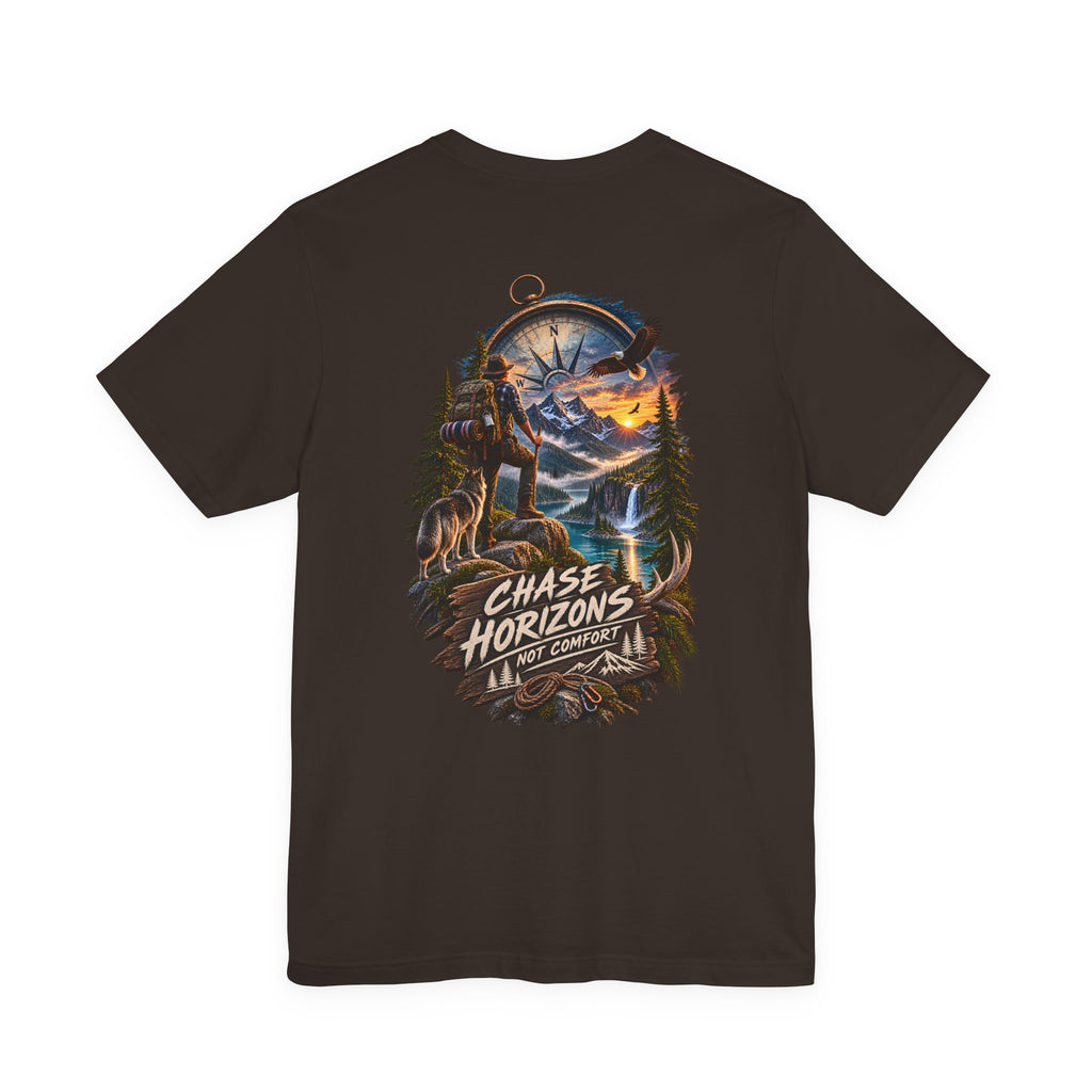 T-shirt d'aventure Chase Horizons — Visuel panoramique dans le dos avec la mention « Chase Horizons, Not Comfort »