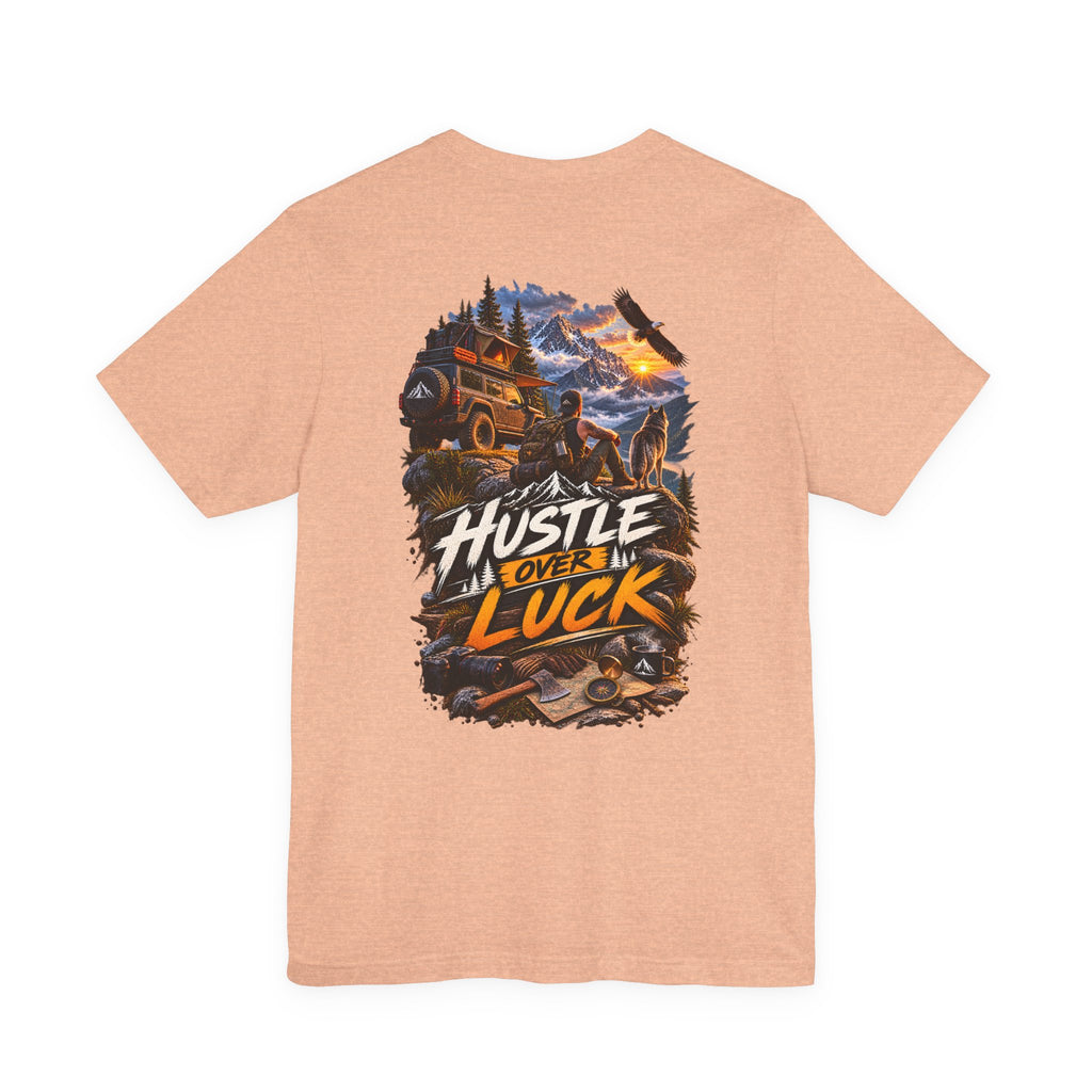 T-shirt graphique Hustle Over Luck — T-shirt aventure motivation montagne