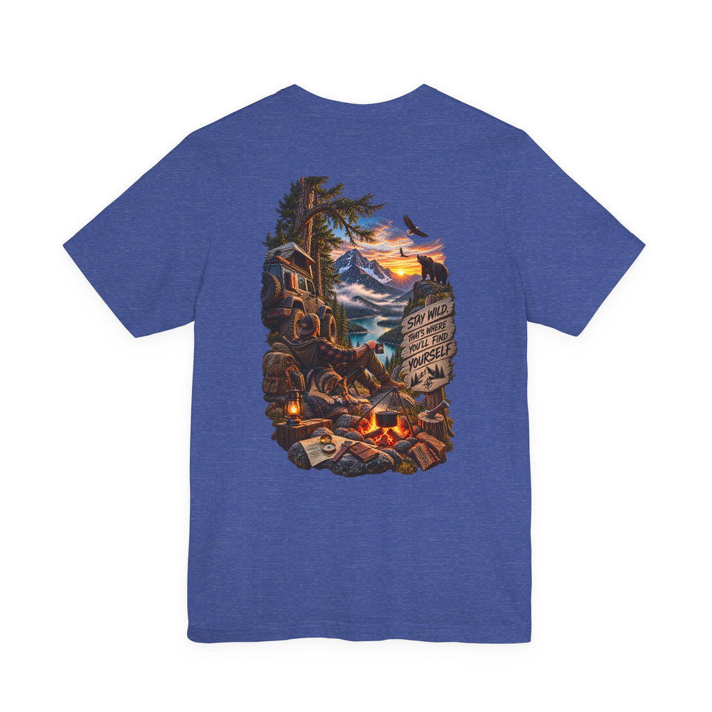 T-shirt avec imprimé au dos scène de camping — T-shirt graphique « Stay Wild » avec montagne et feu de camp