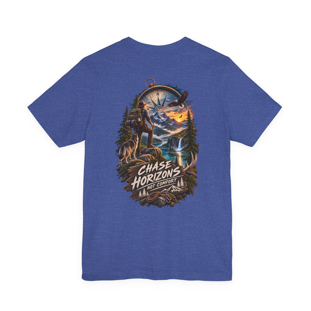 T-shirt d'aventure Chase Horizons — Visuel panoramique dans le dos avec la mention « Chase Horizons, Not Comfort »