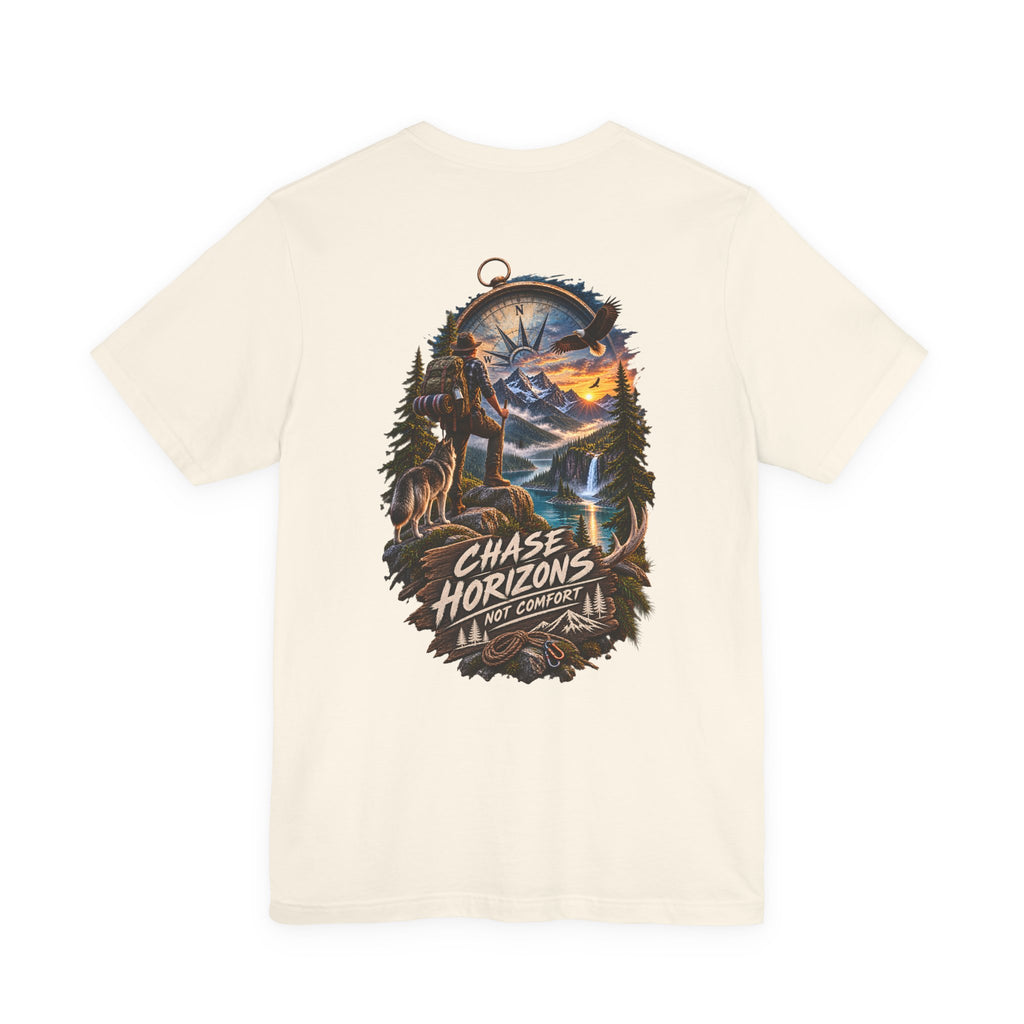 T-shirt d'aventure Chase Horizons — Visuel panoramique dans le dos avec la mention « Chase Horizons, Not Comfort »