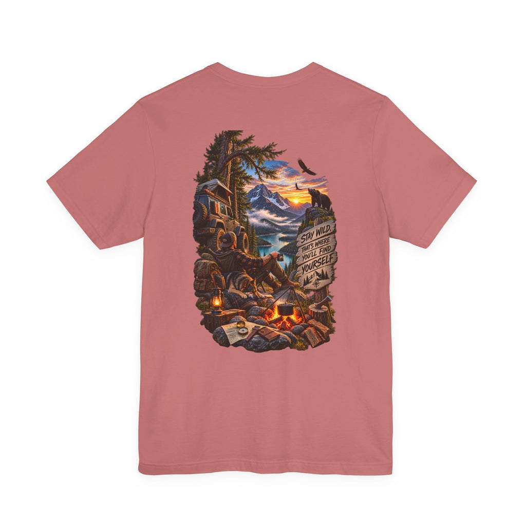 T-shirt avec imprimé au dos scène de camping — T-shirt graphique « Stay Wild » avec montagne et feu de camp