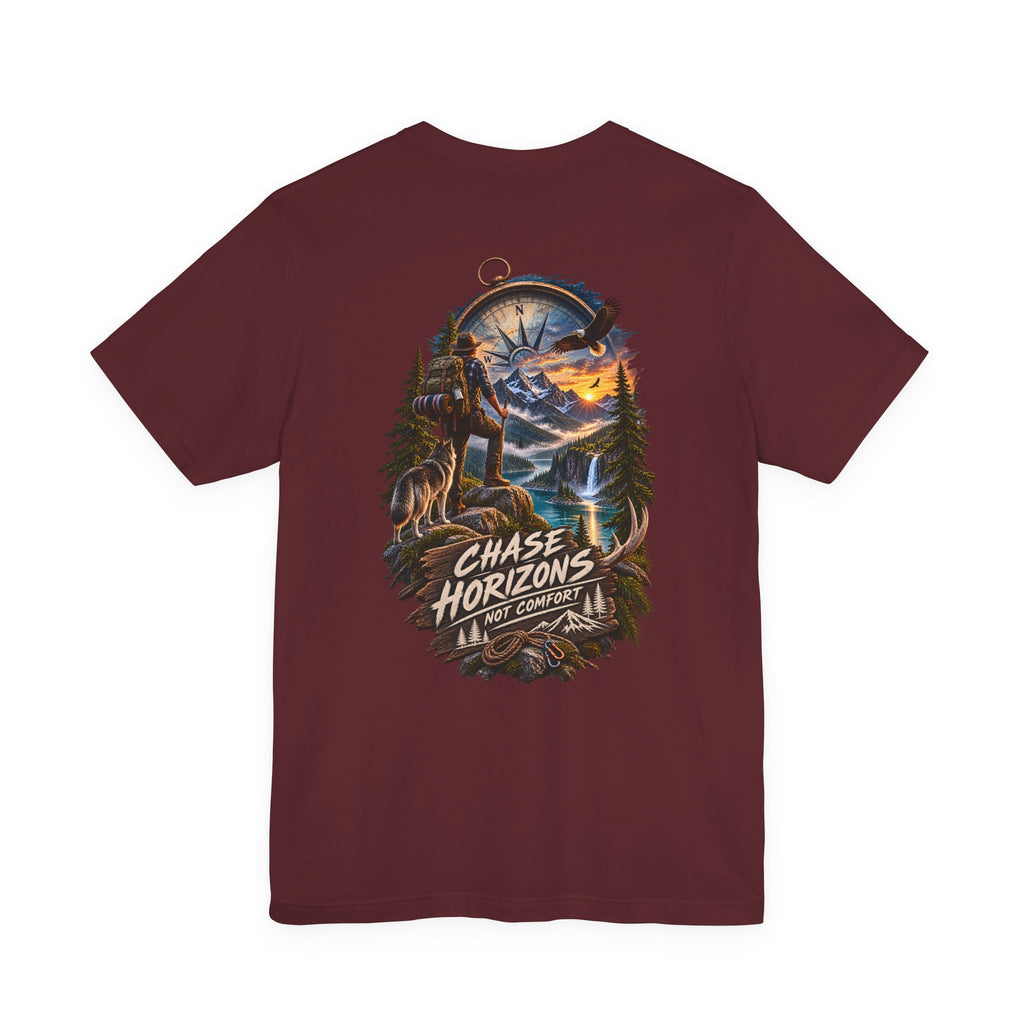 T-shirt d'aventure Chase Horizons — Visuel panoramique dans le dos avec la mention « Chase Horizons, Not Comfort »